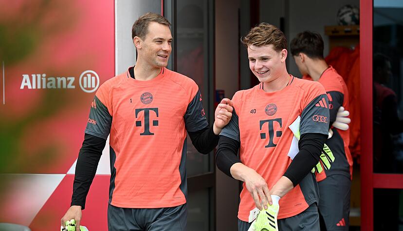 Zwei, die sich verstehen: Manuel Neuer (l) und Jonas Urbig. (Archivbild)
