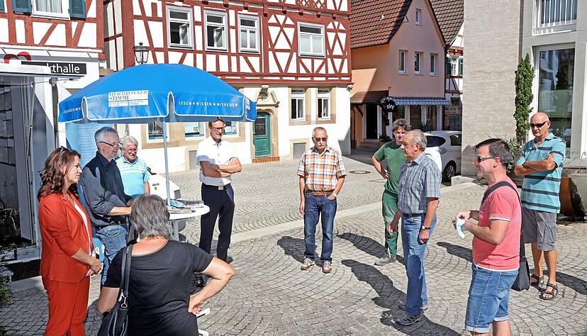 Die stellvertretende Chefredakteurin Tanja Ochs (links), Wolfgang Müller (2.v.l.) und Bürgermeister Thomas Csaszar (5.v.l.) diskutieren mit Lesern.
Foto: Ralf Seidel Die stellvertretende Chefredakteurin Tanja Ochs (links), Wolfgang Müller (2.v.l.) und Bürgermeister Thomas Csaszar (5.v.l.) diskutieren mit Lesern.
Foto: Ralf Seidel