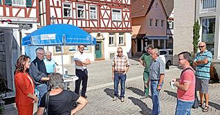 Die stellvertretende Chefredakteurin Tanja Ochs (links), Wolfgang Müller (2.v.l.) und Bürgermeister Thomas Csaszar (5.v.l.) diskutieren mit Lesern.
Foto: Ralf Seidel