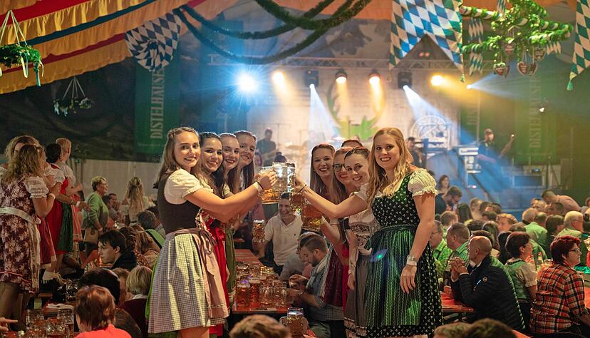 Ob in Tracht oder Alltagskleidung: Im großen Festzelt auf den Künzelsauer Wertwiesen soll ab heute vier Tage lang gefeiert werden. Die Maß Bier darf dabei nicht fehlen.