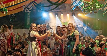 Ob in Tracht oder Alltagskleidung: Im großen Festzelt auf den Künzelsauer Wertwiesen soll ab heute vier Tage lang gefeiert werden. Die Maß Bier darf dabei nicht fehlen.
Foto: Olivier Schniepp