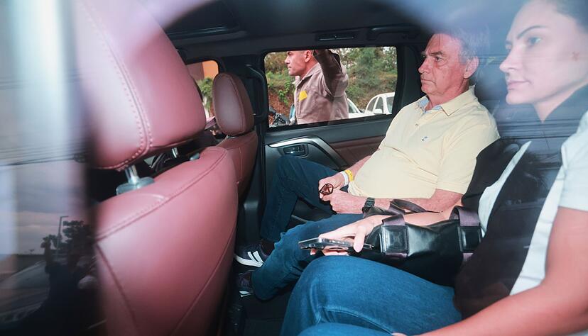 Brasiliens fr&uuml;herer Pr&auml;sident Jair Bolsonaro verl&auml;sst ein Krankenhaus.