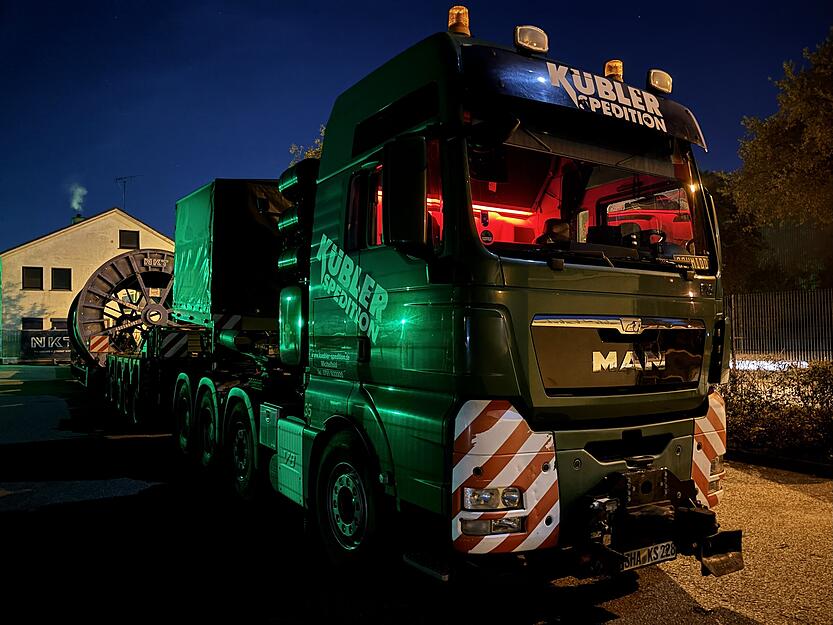 Technische Präzision: Der Sattelschlepper bewegt das zwei Kilometer lange Kabel sicher. Technische Präzision: Der Sattelschlepper bewegt das zwei Kilometer lange Kabel sicher.