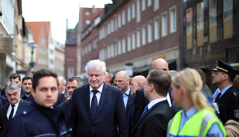 Bundesinnenminister Horst Seehofer (CSU) kommt begleitet von Medienvertretern zum Tatort der Amokfahrt von Münster.