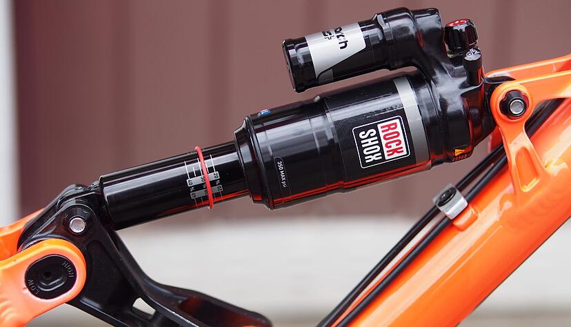 Technik im Detail: D&auml;mpfereinheit am Rahmen mit Ausgleichsbeh&auml;lter, was f&uuml;r ein gr&ouml;&szlig;eres &Ouml;lvolumen und damit bessere Temperaturstabilit&auml;t sorgen soll.