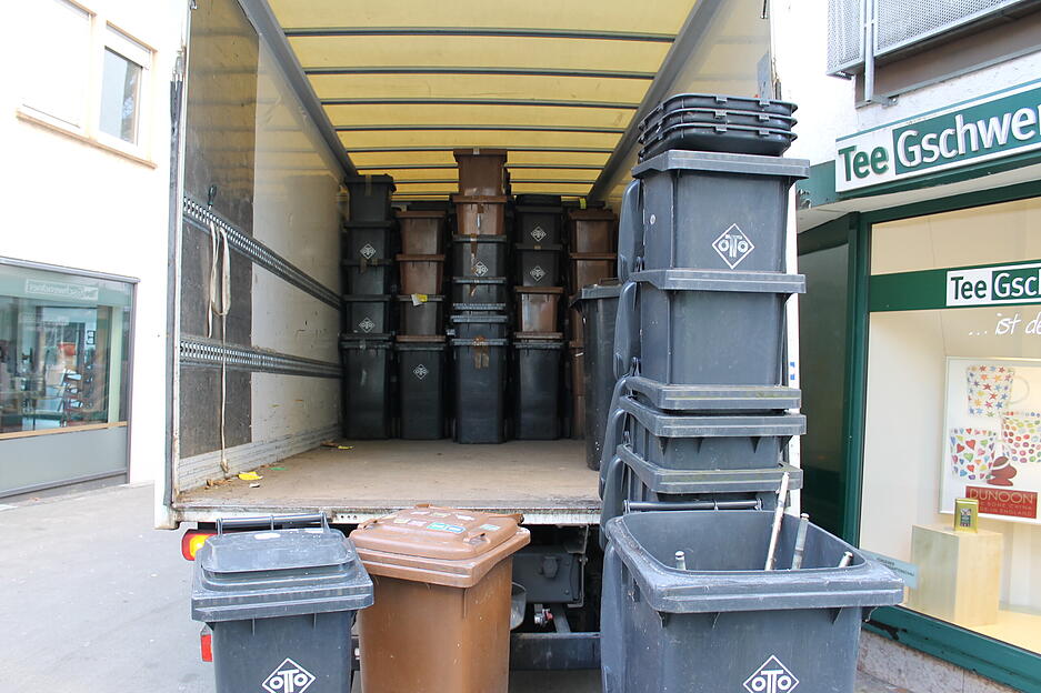 Die Prezero-Mitarbeiter stapeln ausgediente M&uuml;lltonnen platzsparend f&uuml;r den Transport.