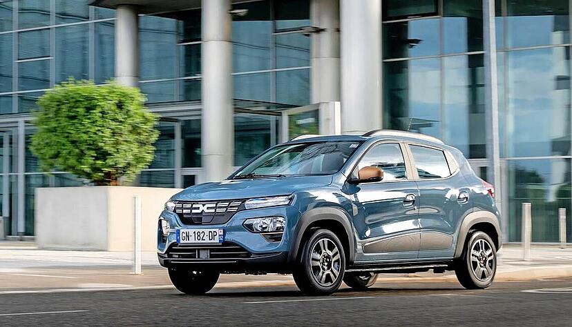 Den Dacia Spring Electric ziert seit vergangenem Jahr das neue Markengesicht. Der Innenraum wurde etwas aufgehübscht. Fotos: Dacia Den Dacia Spring Electric ziert seit vergangenem Jahr das neue Markengesicht. Der Innenraum wurde etwas aufgehübscht. Fotos: Dacia