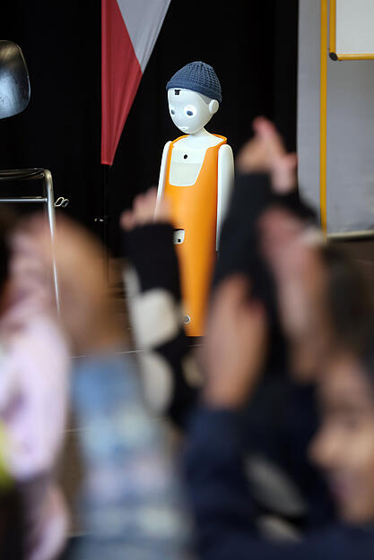 Grundschüler der Wartbergschule Heilbronn begrüßen Sprachlernroboter „Robo“ im Klassenzimmer.
