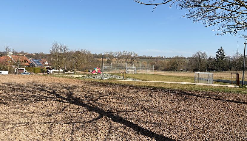 Wo jetzt eine umgepfl&uuml;gte Wiese ist, war vorher ein Hartplatz auf dem Neuberg in Neckarsulm. Der neue Sportplatz direkt daneben hat 700.000 Euro gekostet.