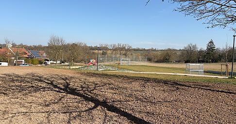 Wo jetzt eine umgepfl&uuml;gte Wiese ist, war vorher ein Hartplatz auf dem Neuberg in Neckarsulm. Der neue Sportplatz direkt daneben hat 700.000 Euro gekostet.