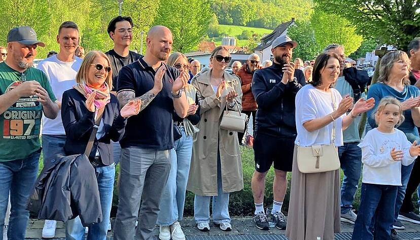 Applaus f&uuml;r die Gewinnerin und Verliererin: Rund 150 Besucher hatten sich am fr&uuml;hen Sonntagabend vor dem B&uuml;rgerzentrum Langenbachtal in Wei&szlig;bach versammelt.