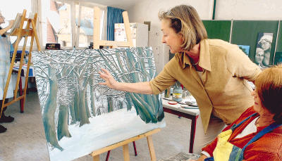 Ein Bild frei nach einem Dirks-Zeitungsfoto. Gisela Radu (r.) lobt das winterliche Licht- und Schattenspiel, das Hannelore Lintzen-Fuchs gelungen ist.
          Foto: Dittmar Dirks