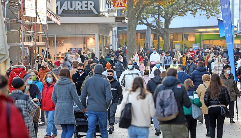 Auch wenn die Innenstadt manchmal noch voller Maskentr&auml;ger ist, so verliert der station&auml;re Einzelhandel zunehmend Marktanteile an die Konkurrenz aus dem Netz.
Ralf Seidel