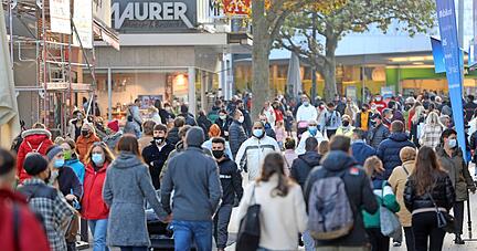 Auch wenn die Innenstadt manchmal noch voller Maskentr&auml;ger ist, so verliert der station&auml;re Einzelhandel zunehmend Marktanteile an die Konkurrenz aus dem Netz.
Ralf Seidel