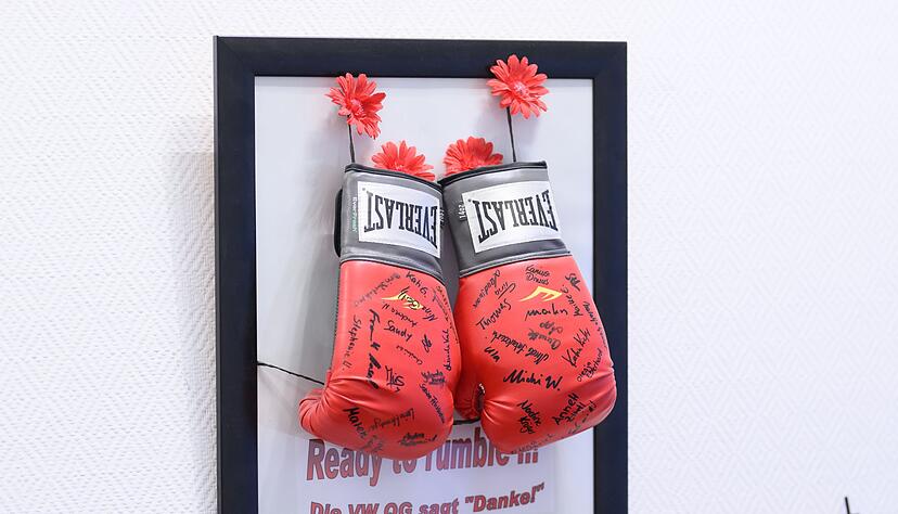 Die Boxhandschuhe in ihrem B&uuml;ro erinnern an einen harten Arbeitskampf, bei dem sich Daniela Cavallo f&uuml;r die &Uuml;bernahme von Besch&auml;ftigten einer VW-Tochtergesellschaft eingesetzt hat.