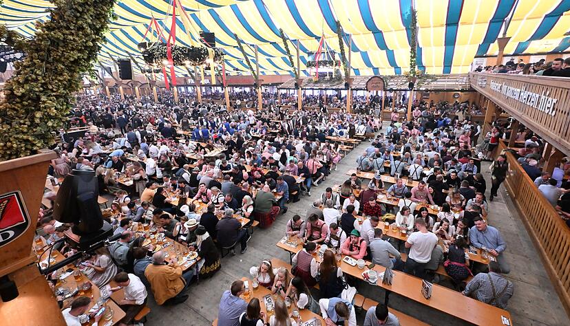 Auf das Cannstatter Volksfest kamen am ersten Wochenende den Veranstaltern zufolge rund 800.000 Menschen.