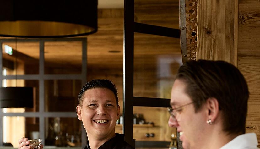 Simon Schlachter, Sternekoch im Allg&auml;uer Restaurant &laquo;Pavo&raquo;, und sein Barchef Martin Masch setzen in der Men&uuml;begleitung ohne Alkohol zunehmend auf eigene Kreationen.