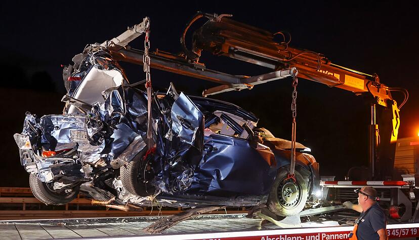 Ein Mitarbeiter eines Abschleppunternehmens verl&auml;dt das Wrack eines Pkw nach dem schweren Verkehrsunfall auf der A14 bei Halle-Trotha.