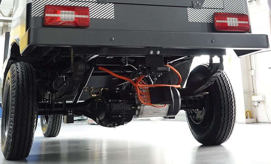 Achse und Motor kommen aus Indien, wo ähnliche Umbausätze bereits mit herkömmlichen Blei-Batterien genutzt werden. Achse und Motor kommen aus Indien, wo ähnliche Umbausätze bereits mit herkömmlichen Blei-Batterien genutzt werden.