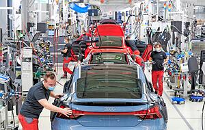 Produziert wird das E-Auto der Audi Sport GmbH in Heilbronn auf einer Linie mit dem Sportwagen R8. Produziert wird das E-Auto der Audi Sport GmbH in Heilbronn auf einer Linie mit dem Sportwagen R8.