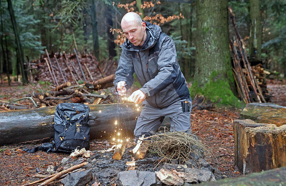 Und er wei&szlig;, wie man im Regen ein Lagerfeuer entfacht.