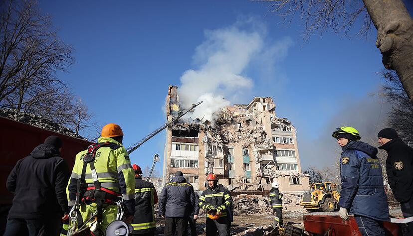 In den Trümmern des Wohnblocks in Ternopil werden immer noch Verschüttete vermutet. In den Trümmern des Wohnblocks in Ternopil werden immer noch Verschüttete vermutet.