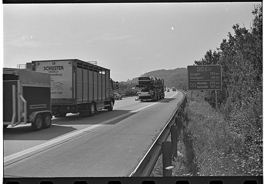 August 1997: Lkw-Verkehr auf der A 81 in Richtung Stuttgart. August 1997: Lkw-Verkehr auf der A 81 in Richtung Stuttgart.