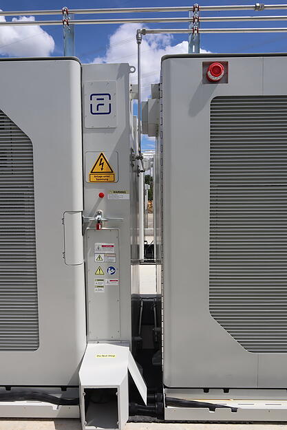 Zwei Batterie-Schränke nebeneinander.