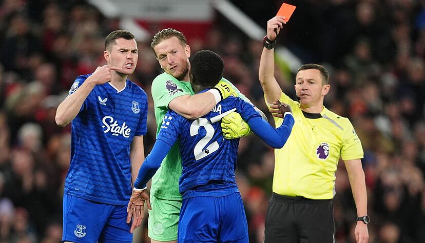 Evertons Idrissa Gueye (2.v.r.) sieht nach einer Ohrfeige gegen seinen Teamkollegen Michael Keane (li.) die Rote Karte.