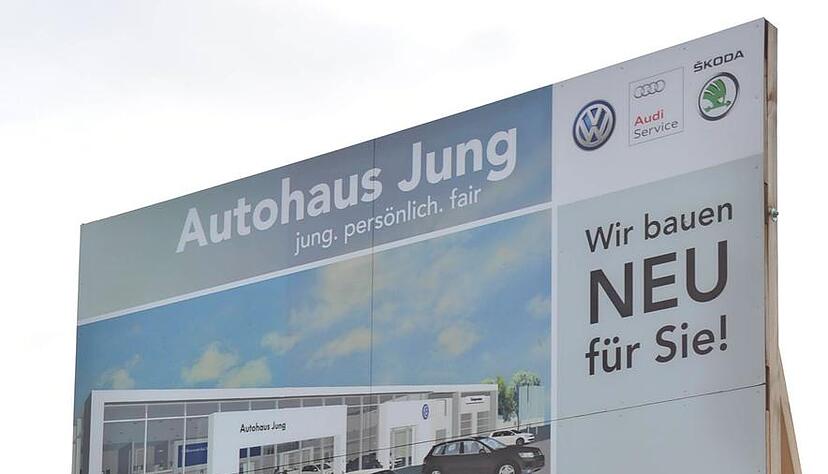 Kai Uibelh&ouml;r (links) und Hermann Jung vor der Baustelle in der Riemenstra&szlig;e.