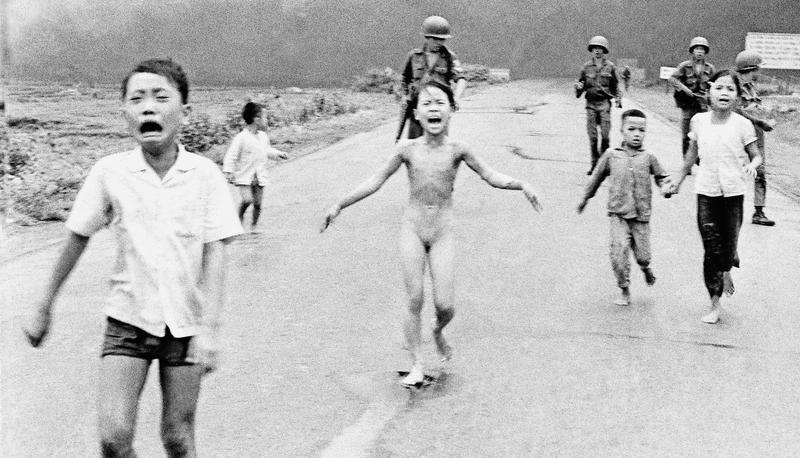 Verletzte Kinder, in der Mitte die neunjährige Kim Phuc, rennen am 8. Juni 1972 die Straße nahe Trang Bang hinunter. Links vorne im Bild ist Phan Thanh Tam, jüngerer Bruder von Kim Phuc, der bei dem Angriff ein Auge verlor. Der kleine Junge links ist Kim Phucs jüngster Bruder, Phan Thanh Phouc. Rechts zu sehen sind Ho Van Bon und Ho Thi Ting, Cousin und Cousine von Kim Phuc. Die Soldaten gehören zur 25. südvietnamesischen Division. Foto: Nick Ut/AP Verletzte Kinder, in der Mitte die neunjährige Kim Phuc, rennen am 8. Juni 1972 die Straße nahe Trang Bang hinunter. Links vorne im Bild ist Phan Thanh Tam, jüngerer Bruder von Kim Phuc, der bei dem Angriff ein Auge verlor. Der kleine Junge links ist Kim Phucs jüngster Bruder, Phan Thanh Phouc. Rechts zu sehen sind Ho Van Bon und Ho Thi Ting, Cousin und Cousine von Kim Phuc. Die Soldaten gehören zur 25. südvietnamesischen Division. Foto: Nick Ut/AP