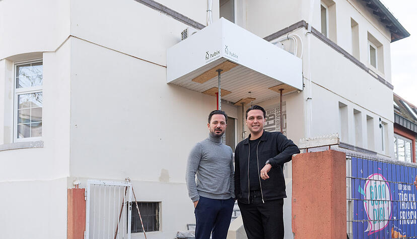 Die Immobilie in der Oststra&szlig;e in Heilbronn neben der Esso-Tankstelle wird das neue Zuhause von Hubix: In den Altbau vorne ziehen die Gesch&auml;ftsf&uuml;hrer Burim Sopaj (links) und Marco Hummel mit ihrem Team ein. Im Anbau hinten entstehen kleine Wohnungen.