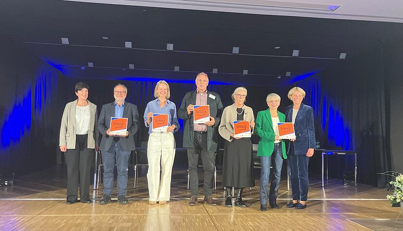 Weitere Schulen in Heilbronn erhalten das Siegel Sprachsensible Schule: Bei einer kleinen Feier auf dem Bildungscampus werden die Plaketten verliehen.