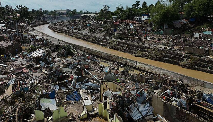Die Zerstörungen sind gewaltig - es handelt sich um eine der schlimmsten Flutkatastrophen der vergangenen Jahre in dem Inselstaat. Die Zerstörungen sind gewaltig - es handelt sich um eine der schlimmsten Flutkatastrophen der vergangenen Jahre in dem Inselstaat.