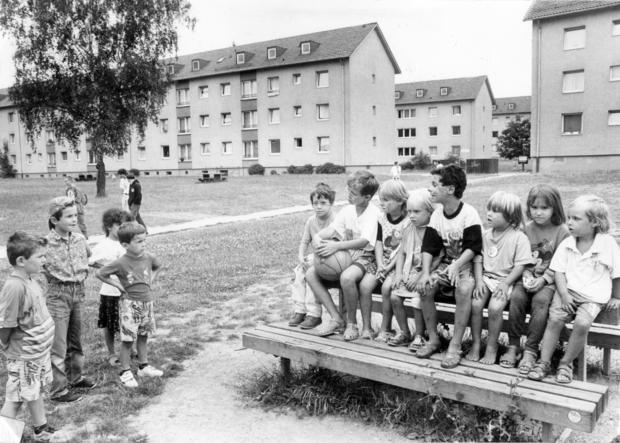 1998: Die Grünflächen in der Kennedy-Siedlung laden zum Toben und Spielen ein.