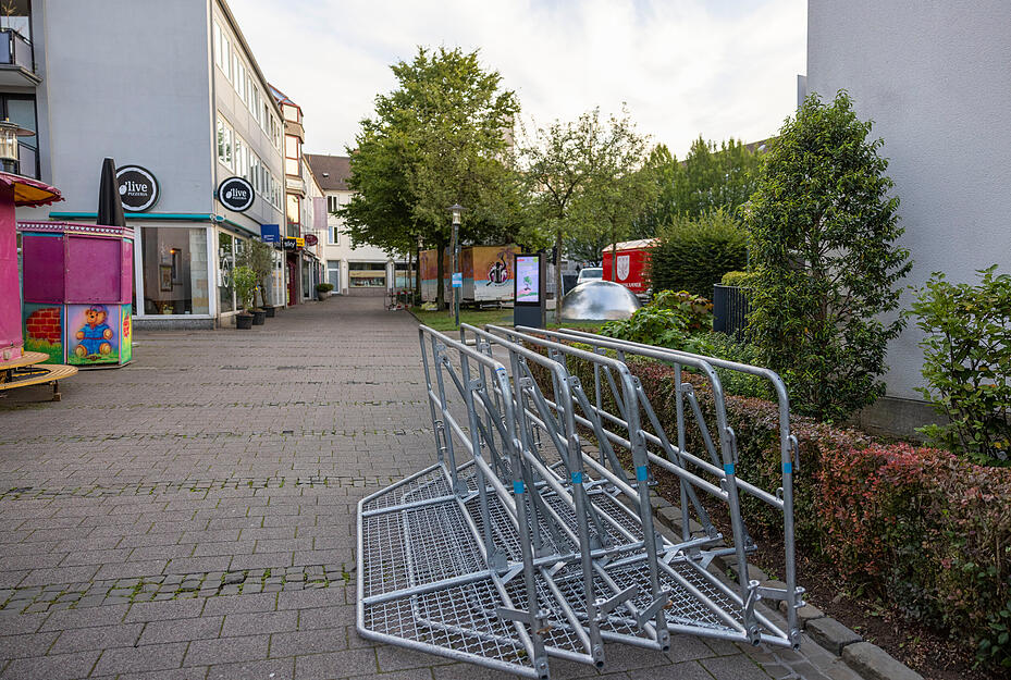 Absperrgitter stehen in der Nähe des Tatorts. Bei einer Messerattacke auf der 650-Jahr-Feier der Stadt Solingen am 23. August hatte es Todesopfer und Verletzte gegeben.