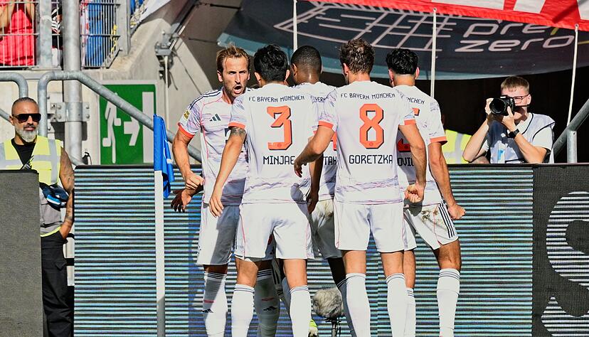 Feiern das F&uuml;hrungstor: Kane und seine Bayern-Kollegen.
