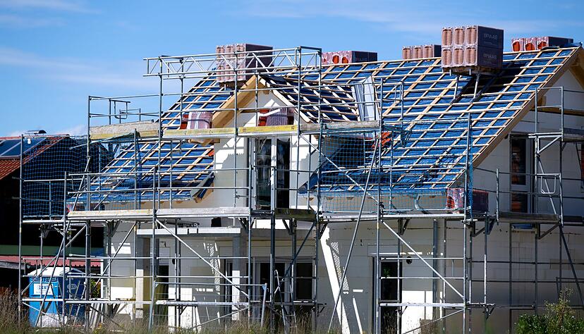 Viele Materialien haben sich mit dem Iran-Krieg verteuert, auf Hausbauer kommen Kostensteigerungen zu. (Symbolbild)