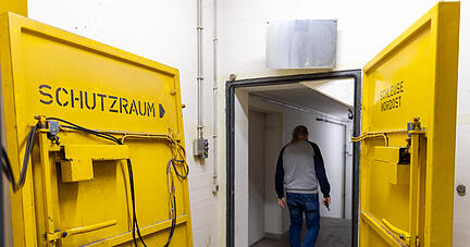 13.03.2022, Bayern, Nürnberg: Der Schleusenraum am Eingang des ABC-Bunkers unter dem Hauptbahnhof. Der Atomschutzbunker wurde in den siebziger Jahren während des "Kalten Krieges" gebaut und sollte den Bürgern Schutz vor Atomwaffen oder auch chemischen und biologischen Massenvernichtungswaffen bieten.              (zu dpa "Zivilschutz, Katastrophenschutz, Selbstschutz: Wer hilft wann und wo?") Foto: Daniel Karmann/dpa +++ dpa-Bildfunk +++