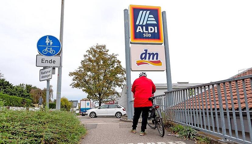 Der Geh- und Radweg hört einfach auf: eine gefährliche Stelle. Den Staffelweg früher zu verschwenken, soll die Konfliktsituation beseitigen. Der Geh- und Radweg hört einfach auf: eine gefährliche Stelle. Den Staffelweg früher zu verschwenken, soll die Konfliktsituation beseitigen.