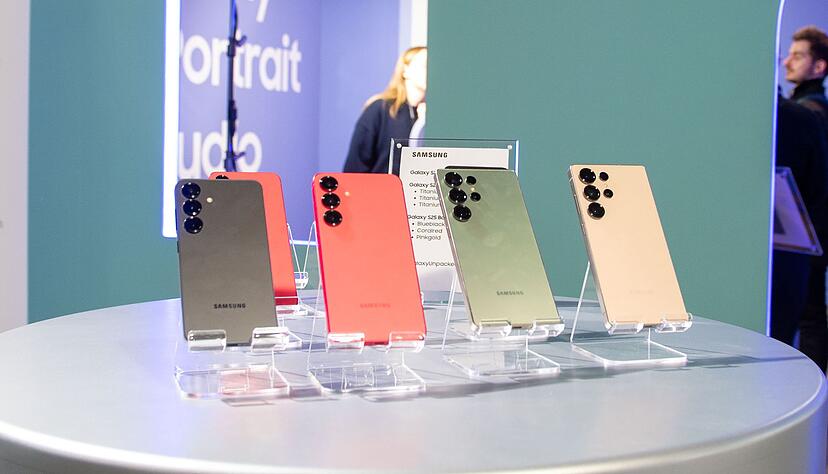 Drei bis fünf Kameras sind an Bord: Links das S25, rechts daneben das S25+, die beiden rechten Plätze nimmt jeweils ein Galaxy S25 Ultra ein. Drei bis fünf Kameras sind an Bord: Links das S25, rechts daneben das S25+, die beiden rechten Plätze nimmt jeweils ein Galaxy S25 Ultra ein.