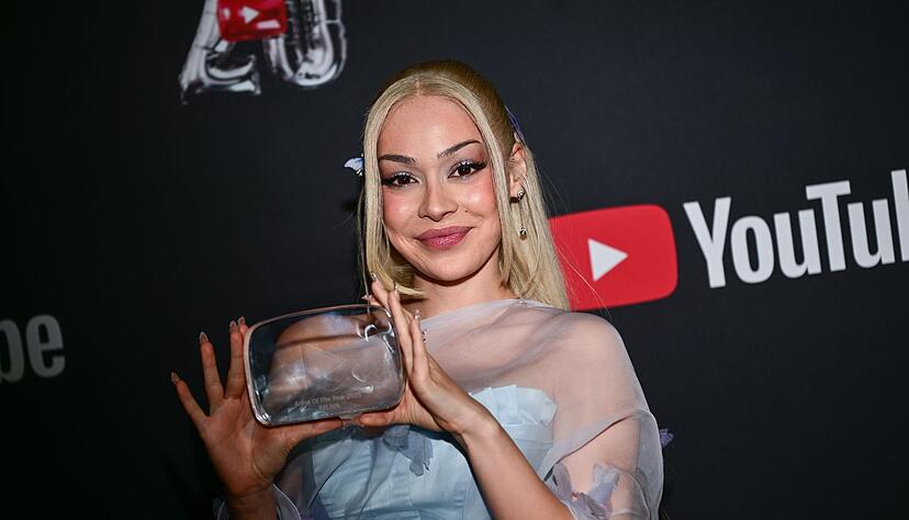 Ayliva mit ihrer Auszeichnung in der Kategorie &laquo;Artist Of The Year&raquo; bei den YouTube Music Awards. (Archivbild)