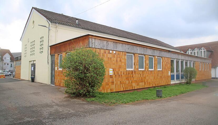 Festhalle Ittlingen: Der gekachelte Anbau soll durch einen etwas größeren ersetzt werden und die künftige Mensa aufnehmen.
Foto: Franz Theuer Festhalle Ittlingen: Der gekachelte Anbau soll durch einen etwas größeren ersetzt werden und die künftige Mensa aufnehmen.
Foto: Franz Theuer