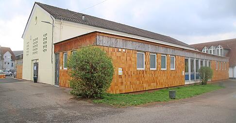 Festhalle Ittlingen: Der gekachelte Anbau soll durch einen etwas gr&ouml;&szlig;eren ersetzt werden und die k&uuml;nftige Mensa aufnehmen.
Foto: Franz Theuer