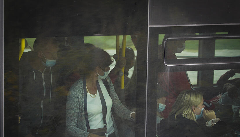 Für Maria ist das Masketragen eine extreme psychische Belastung - besonders beim Busfahren, wo sie die Maske nicht zwischendurch absetzen und durchatmen kann. Symbolfoto: dpa Für Maria ist das Masketragen eine extreme psychische Belastung - besonders beim Busfahren, wo sie die Maske nicht zwischendurch absetzen und durchatmen kann. Symbolfoto: dpa