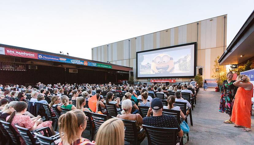 Kino unter freiem Himmel ist immer etwas Besonderes, ab dem 25. Juli bis zum 14. August flimmern wieder jede Menge Filme über die 128 Quadratmeter große Leinwand im Innenhof der Genossenschaftskellerei Heilbronn. Kino unter freiem Himmel ist immer etwas Besonderes, ab dem 25. Juli bis zum 14. August flimmern wieder jede Menge Filme über die 128 Quadratmeter große Leinwand im Innenhof der Genossenschaftskellerei Heilbronn.
