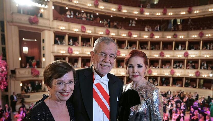 &Ouml;sterreichs Bundespr&auml;sident Alexander Van der Bellen und seine Frau Doris Schmidauer (l) posieren mit Priscilla Presley f&uuml;r Fotos.