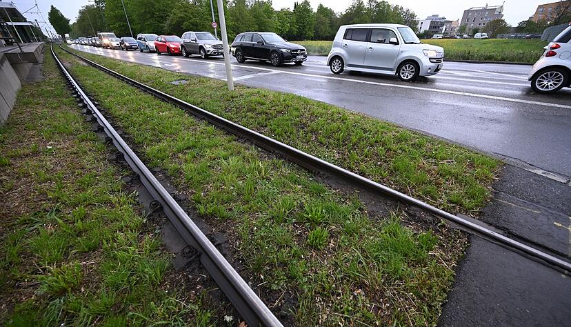 Autos stehen neben Stadtbahngleisen in Stuttgart im Stau. Autos stehen neben Stadtbahngleisen in Stuttgart im Stau.