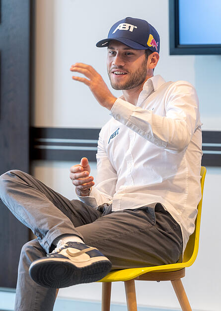 Kinderpressekonferenz im Audi-Forum mit den DTM-Rennfahrern Ricardo Feller und Kelvin van der Linde Kinderpressekonferenz im Audi-Forum mit den DTM-Rennfahrern Ricardo Feller und Kelvin van der Linde