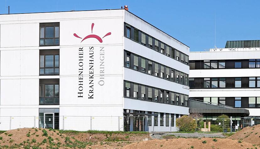 Direkt vor dem bestehenden Kliniktrakt entsteht in südlicher Richtung der Krankenhausneubau in Öhringen. Baustart für den viergeschossigen Kubus mit 205 Betten ist im Frühjahr 2022. 
Foto: Reichert